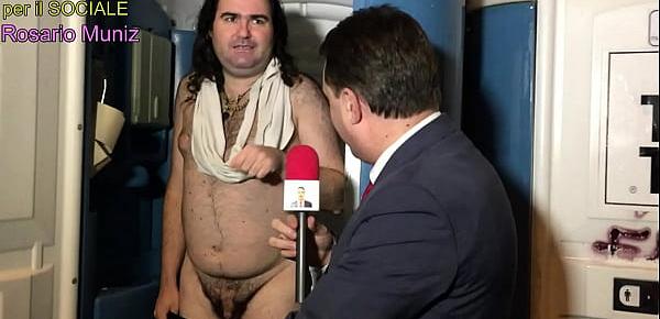  Smallest penis ever Rosario Muniz completamente nudo presentato da Andrea Diprè